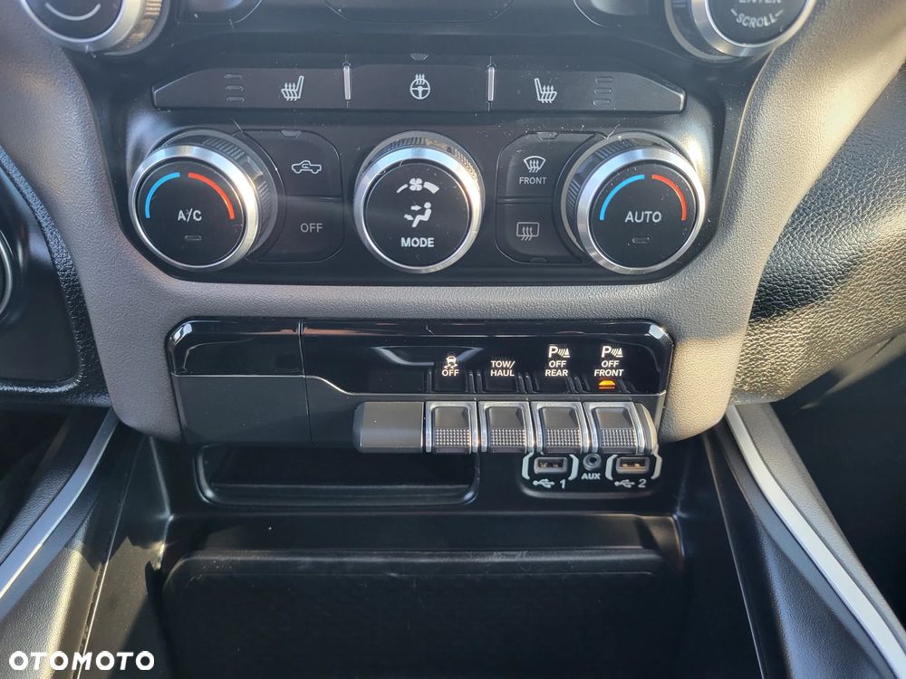 RAM 1500 Crew Cab Shortbed Bighorn - 24