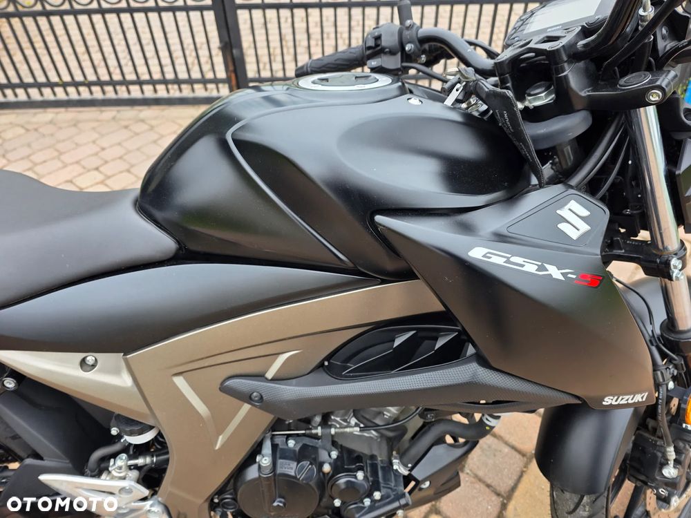 Suzuki GSX - 26