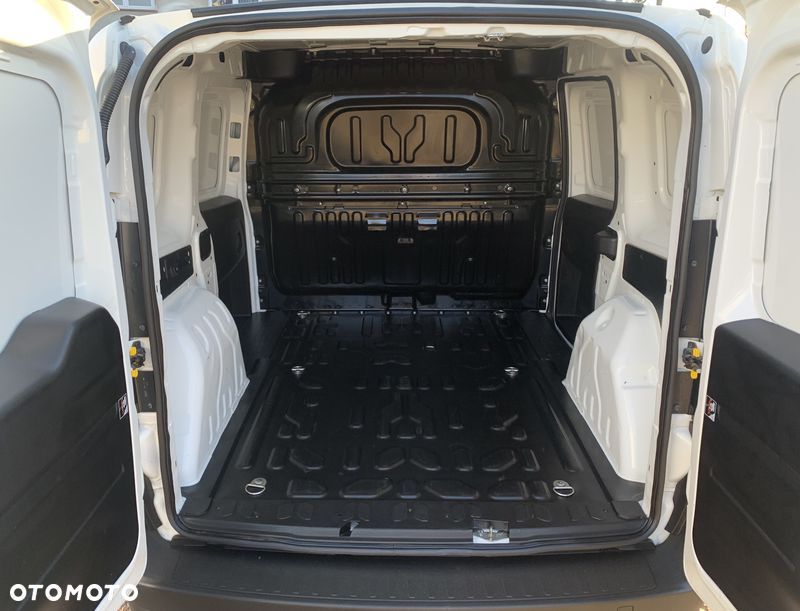 Fiat DOBLO VAN 3 osobowy VAT-1 Homologacja cięż. MOCNY SILNIK 1.6 MultiJet, 105KM Emisja spalin Euro6, Skrzynia biegów 6-cio stopniowa! ORYGINALNA ZABUDOWA PAKI, BOCZNE DRZWI PRZESUWNE, RADIO Z EKRANEM DOTYKOWYM , MULTIFUNKCYJNA KIEROWNICA - 26
