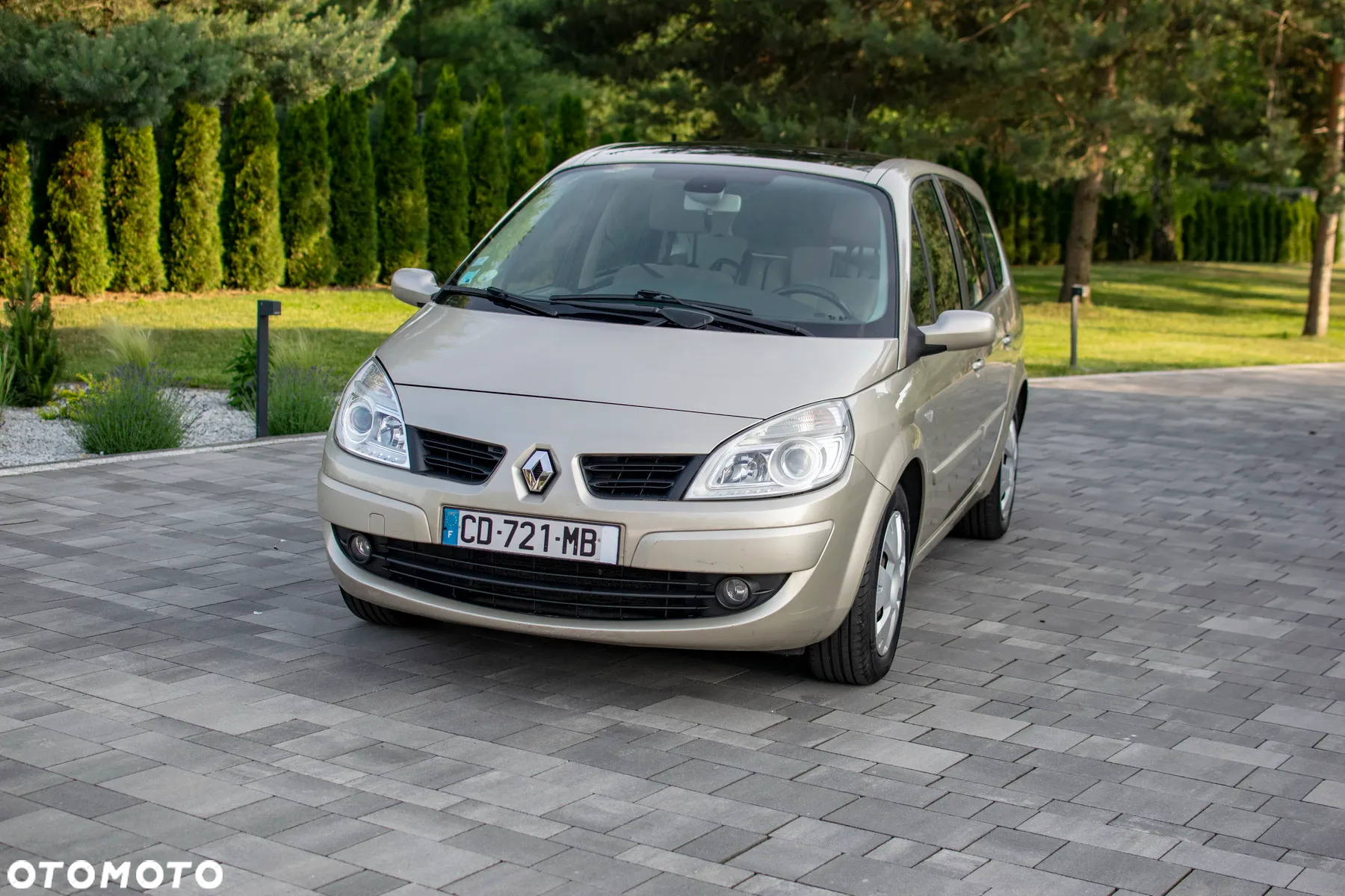 Renault Grand Scenic - 10