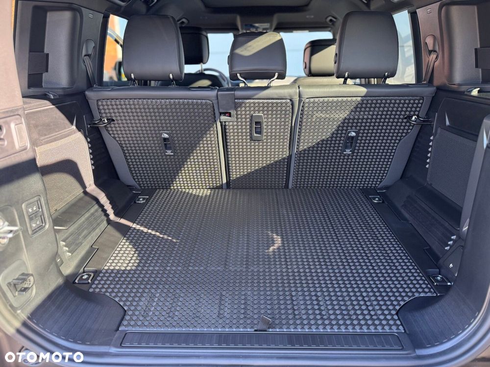Land Rover Defender - 37