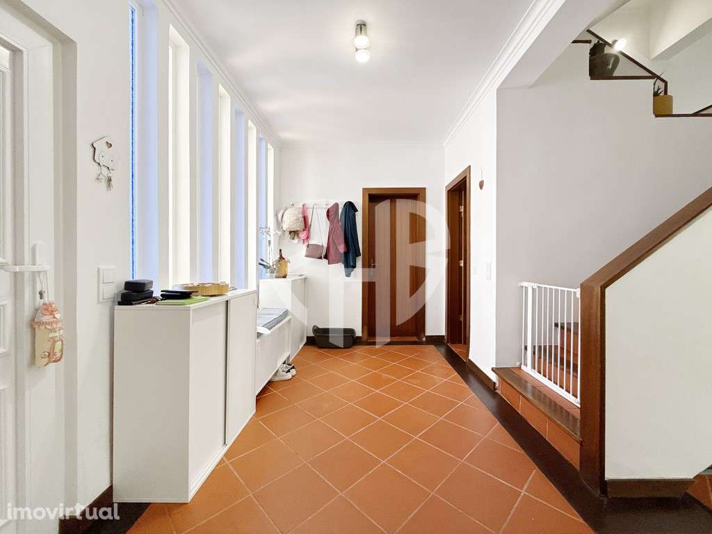 Moradia Geminanda 3 Pisos com garagem, varanda e espaço exterior em... - Grande imagem: 3/60