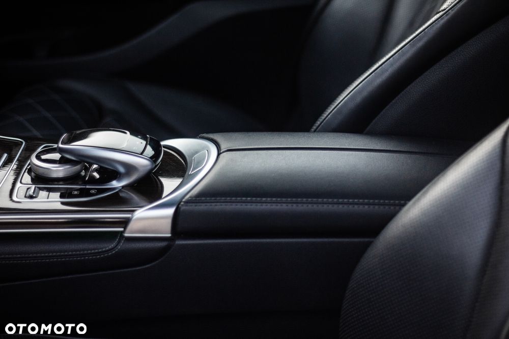 Mercedes-Benz GLC 300 4Matic 9G-TRONIC AMG Line - 25