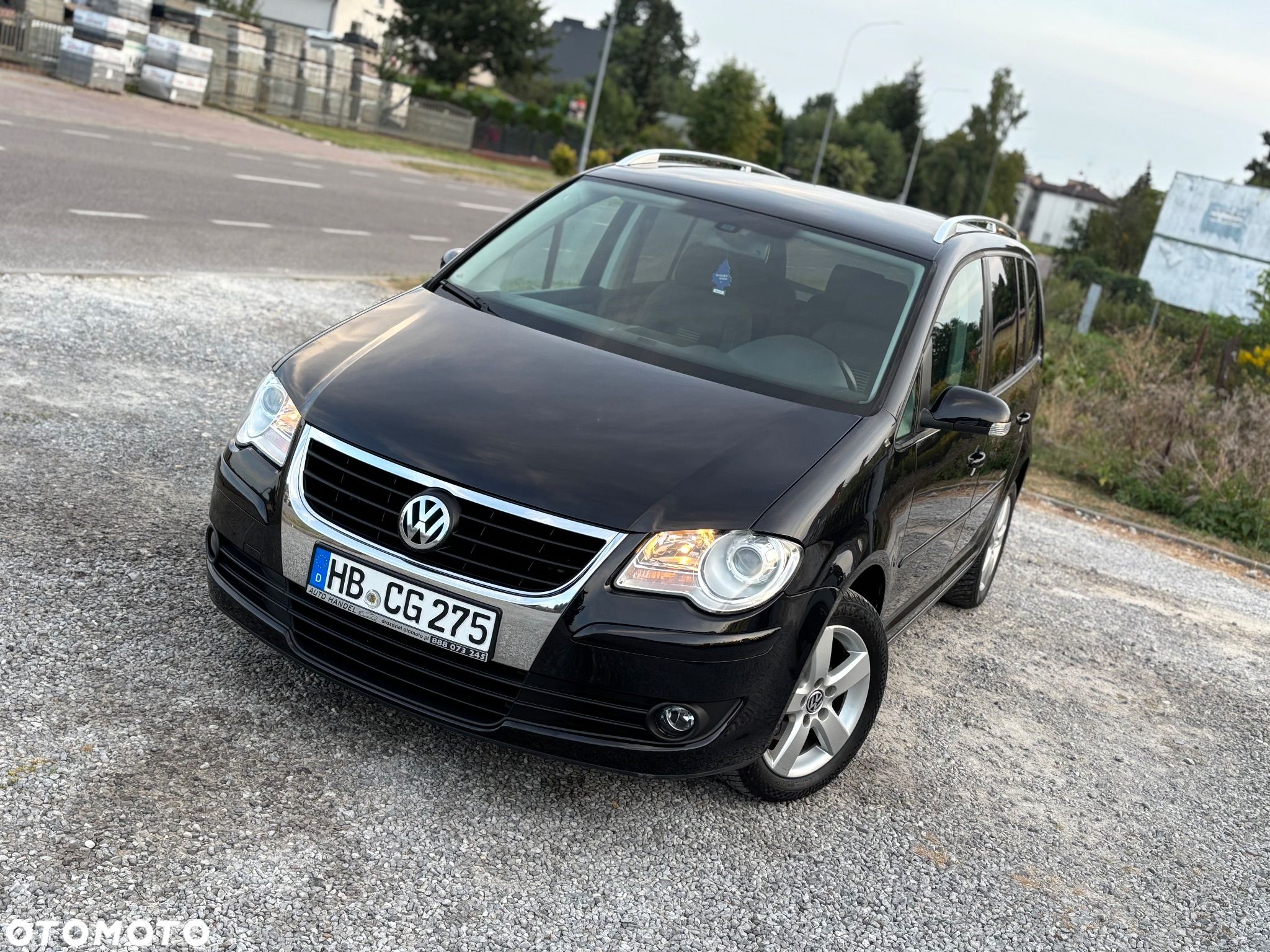Volkswagen Touran - 1