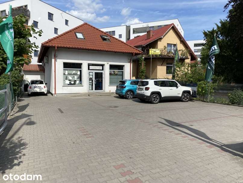 Budynek handlowo usługowy 3 kondygnacyjny z własnym parkingiem.