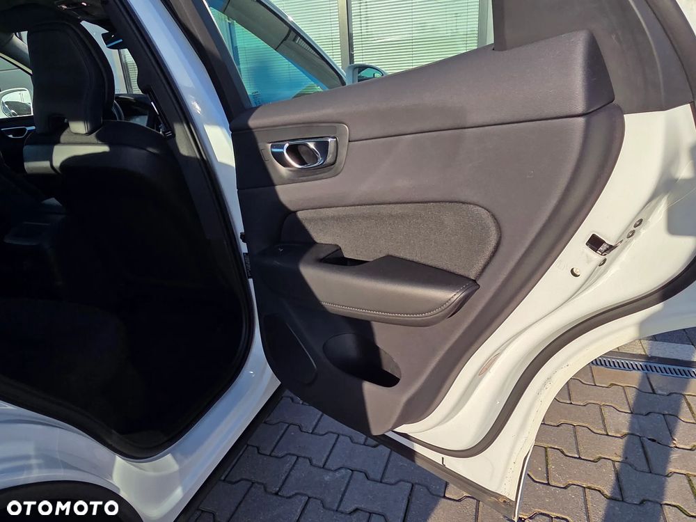 Volvo XC 60 T6 Plug-In Hybrid AWD Essential - 29