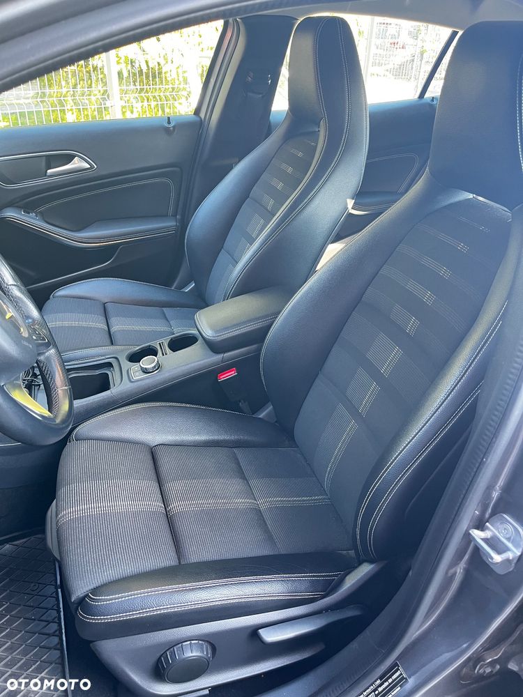Mercedes-Benz GLA 180 7G-DCT - 12