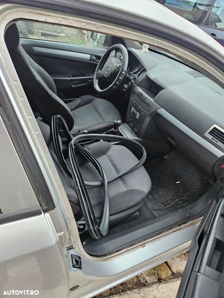Dezmembrez opel astra h - 4