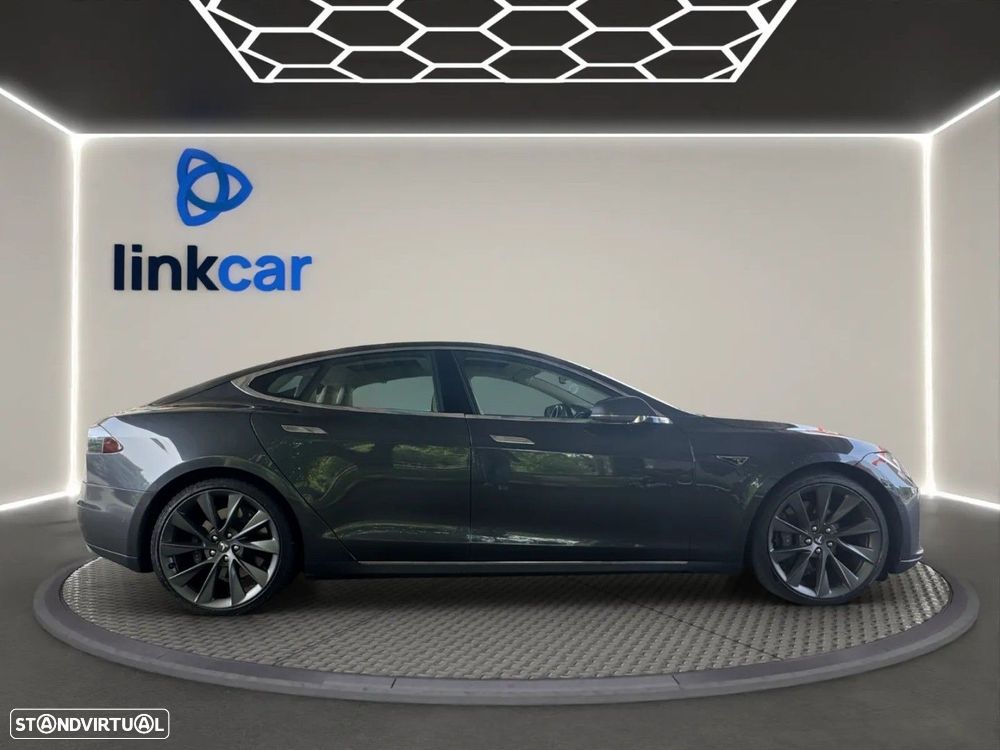 Tesla Model S - 8