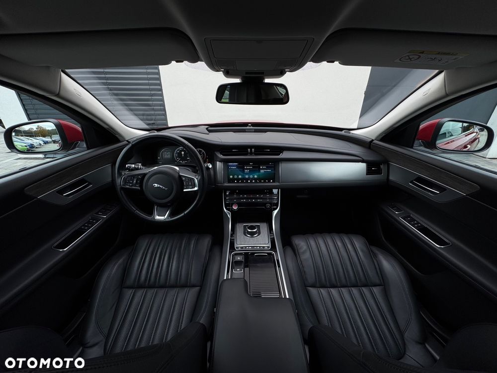 Jaguar XF 30d Portfolio - 7