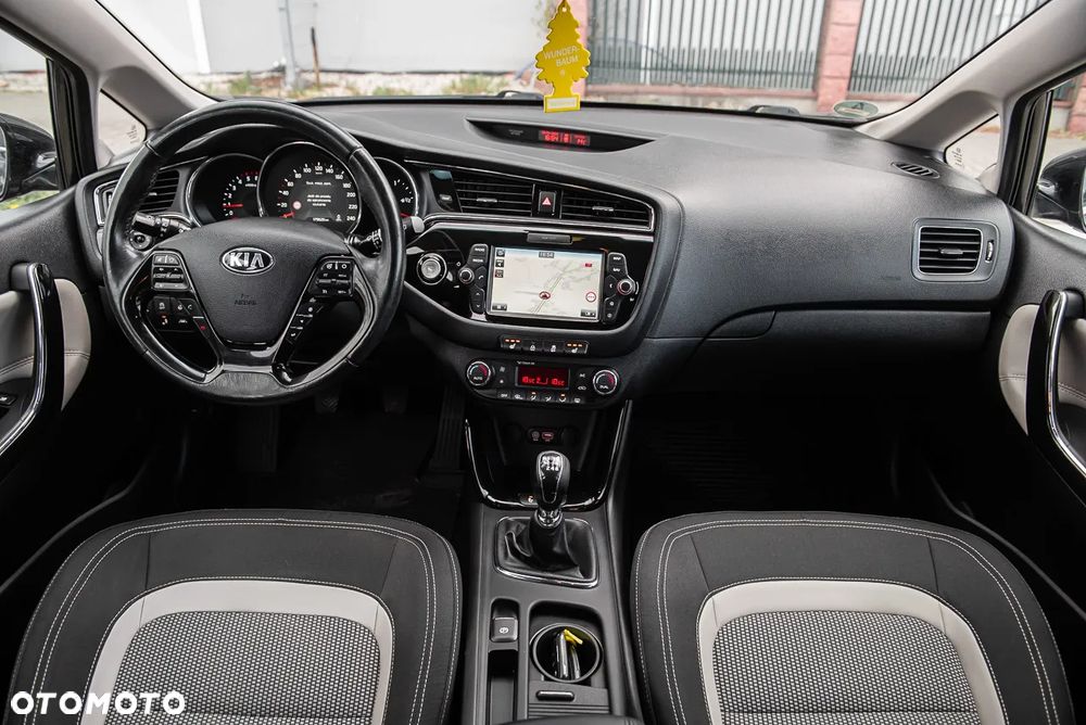 Kia Ceed 1.6 CRDi 136 ISG UEFA EURO 2016 - 27