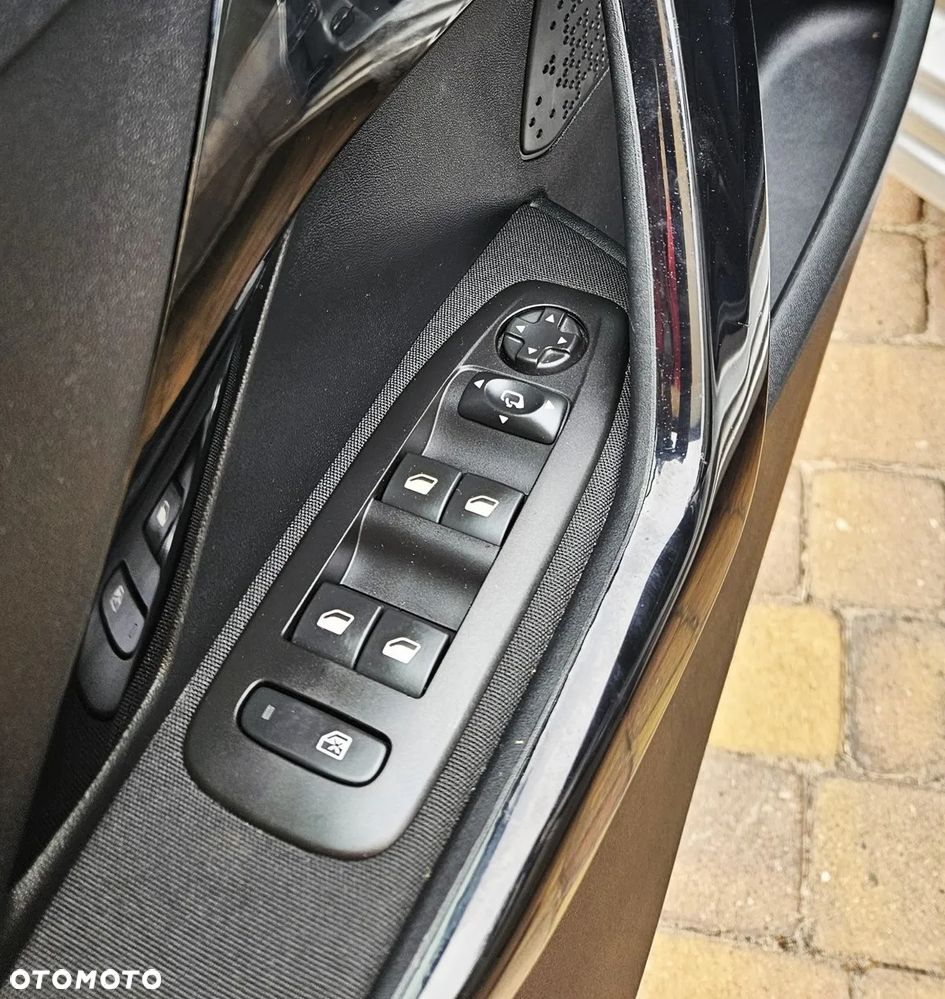 Peugeot 208 - 8