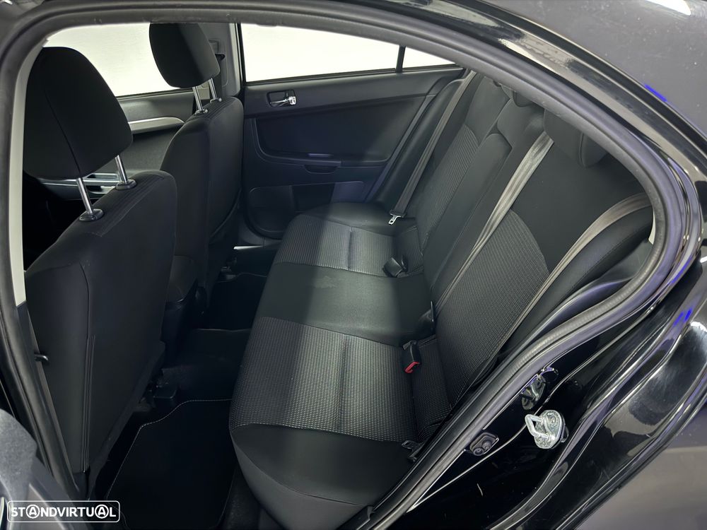 Mitsubishi Lancer Sportback 1.6 Invite Black Edition ClearTec - 13