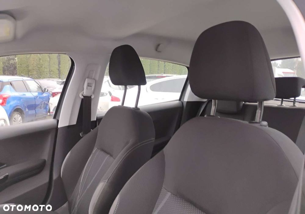 Peugeot 208 - 8