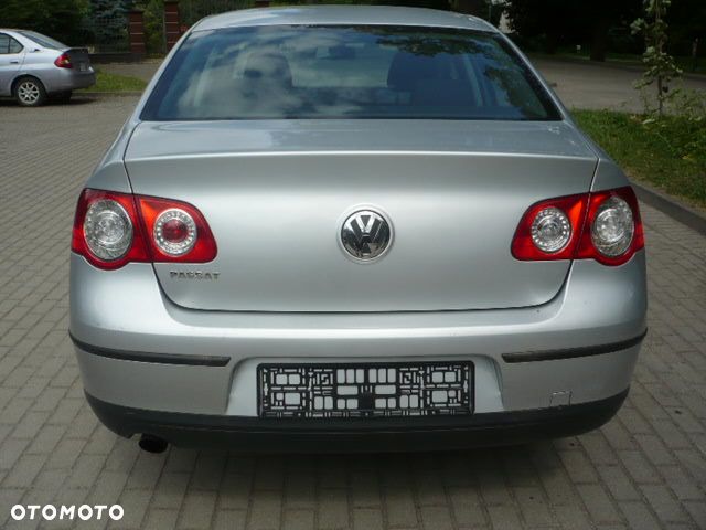 Volkswagen Passat 1.6 FSI Comfortline - 5