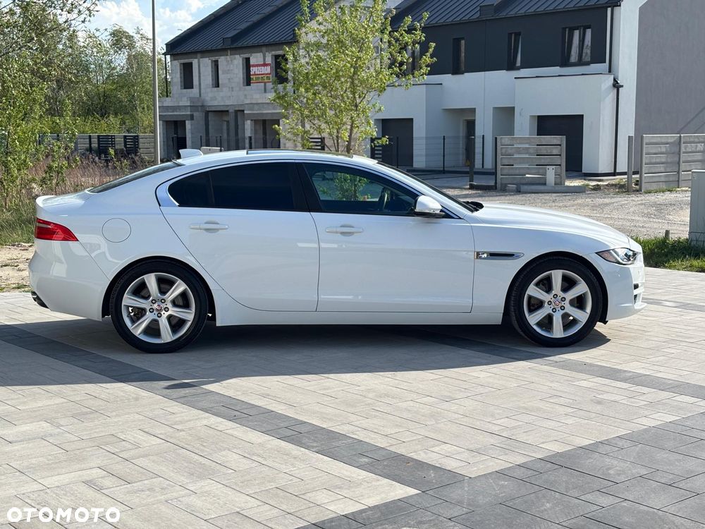 Jaguar XE 25t Prestige - 13