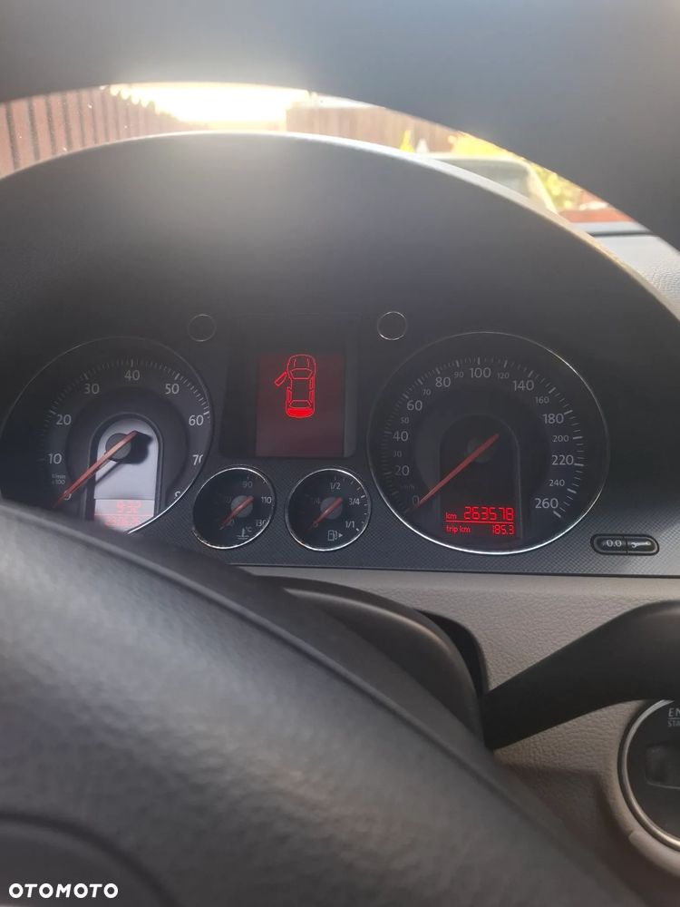 Volkswagen Passat 1.6 FSI Comfortline - 10