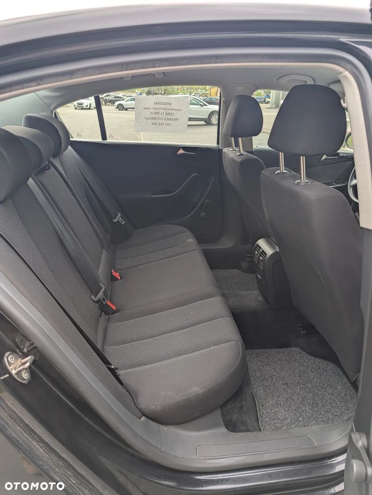 Volkswagen Passat 1.9 TDI DPF BlueMotion - 12