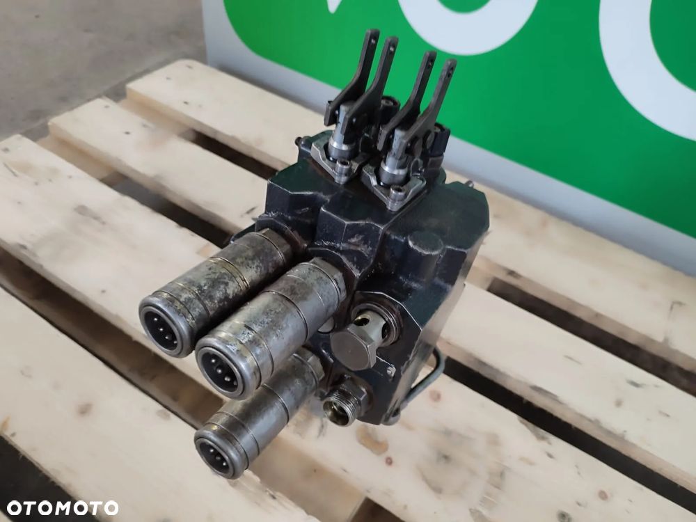 Rozdzielacz hydrauliczny gniazda DEUTZ FAHR AGROTRON 6.20 - 6