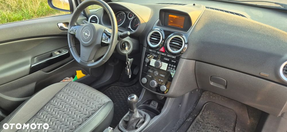 Opel Corsa 1.4 16V Cosmo - 12