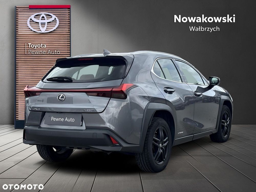 Lexus UX - 4
