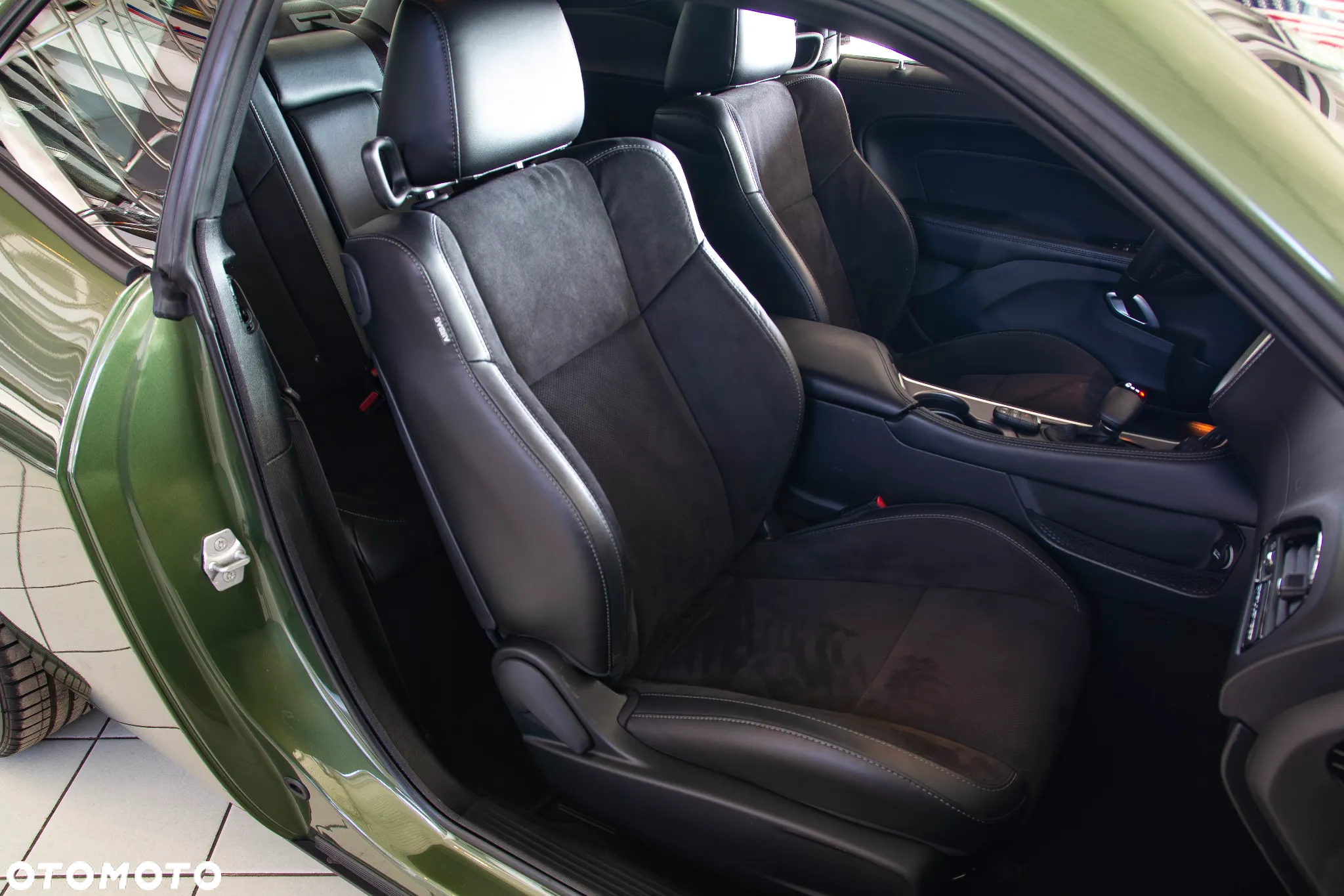 Dodge Challenger - 12