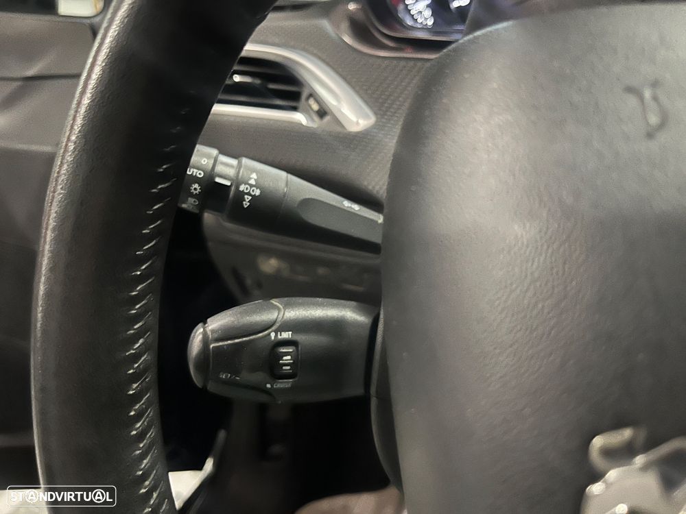 Peugeot 2008 1.2 PureTech Allure - 36