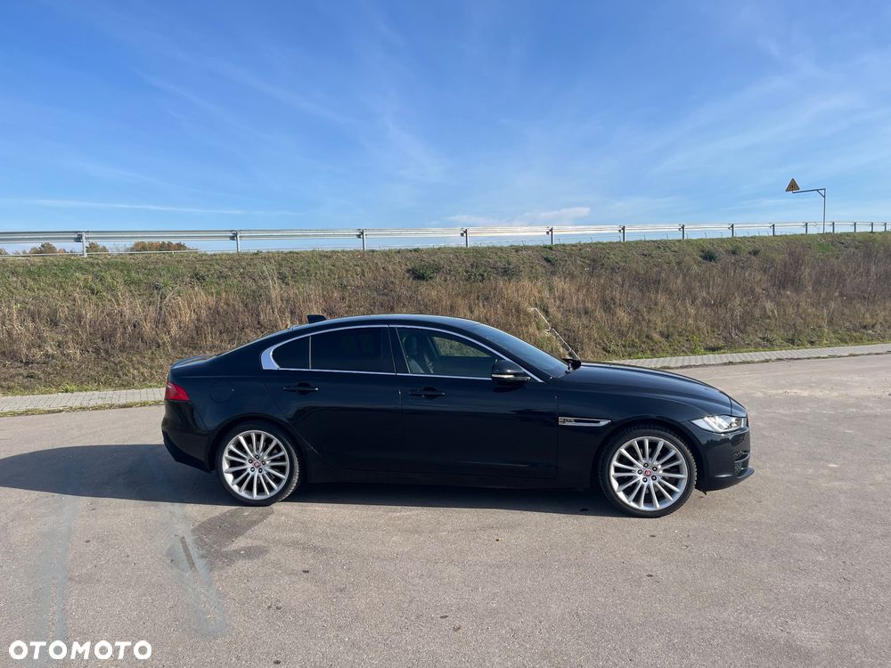Jaguar XE 2.0 T Portfolio - 4