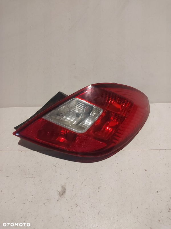 Opel Corsa D 5d 5 drzwi tylna prawa lampa tył prawy