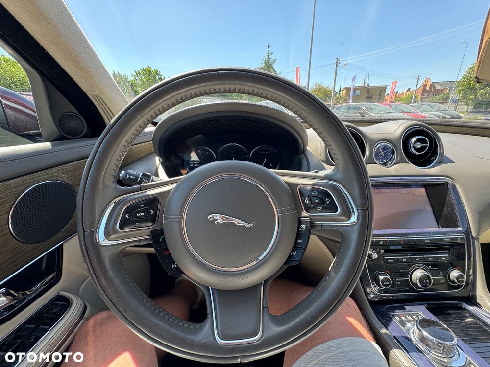 Jaguar XJ 3.0 D V6 LWB Premium Luxury - 39