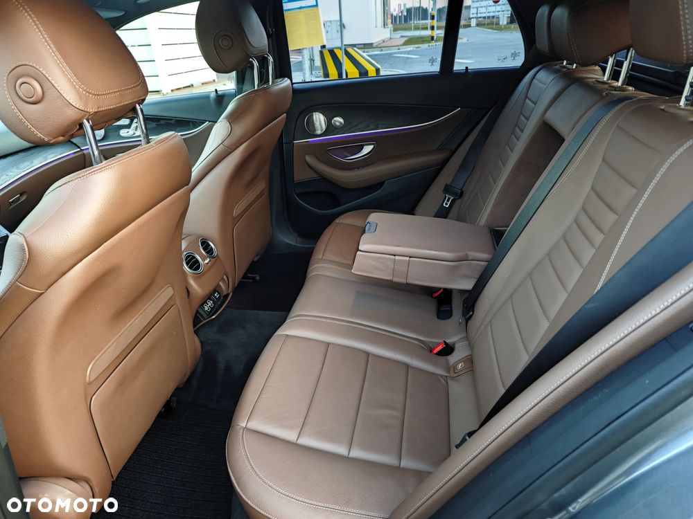 Mercedes-Benz Klasa E 400 d 4Matic T 9G-TRONIC AMG Line - 19