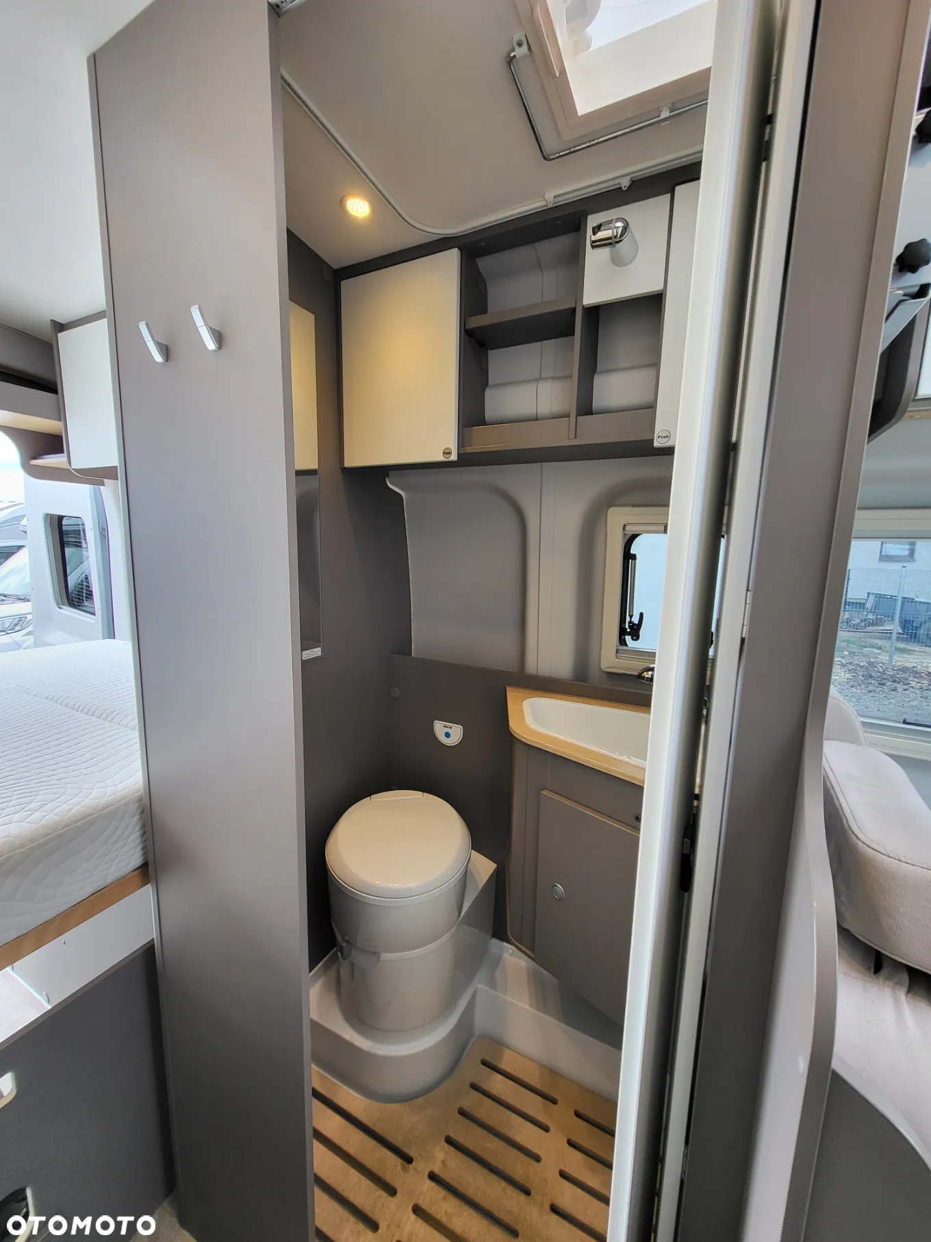 LMC INNOVAN 590 - Kampervan dla 2-3 osób - 32