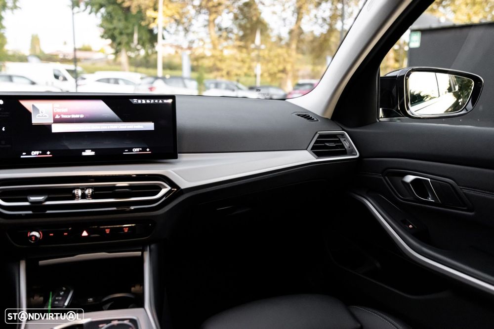 BMW 320 d Touring Pack Desportivo M Auto - 13