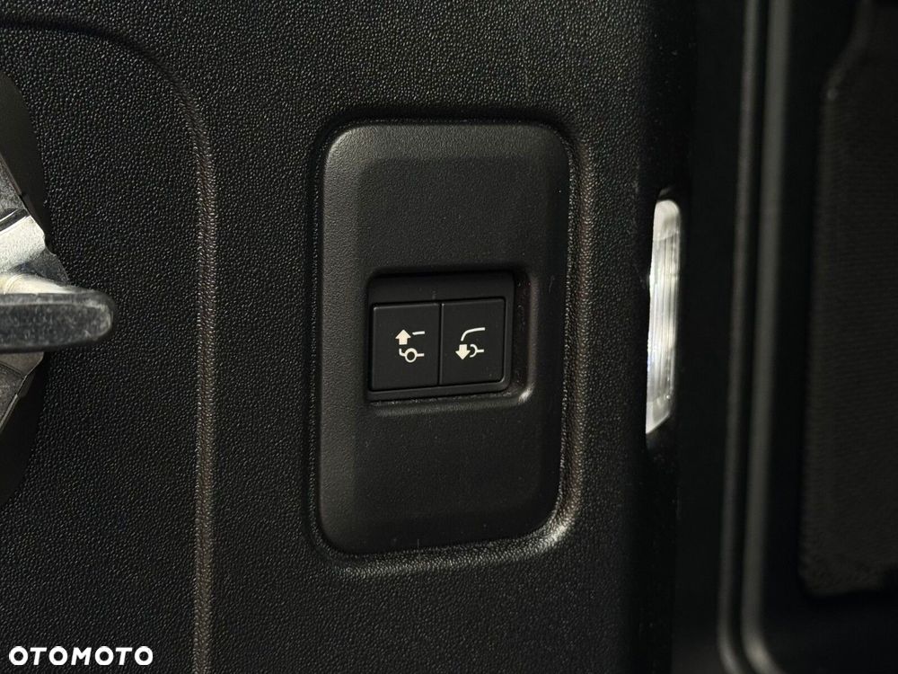 Land Rover Defender - 30