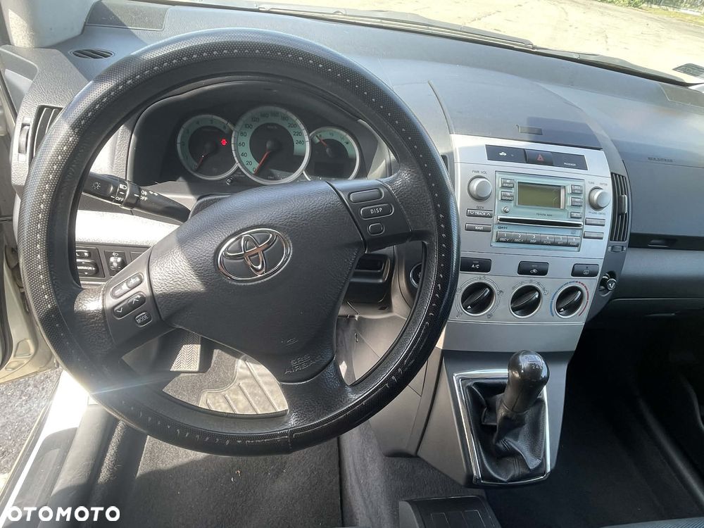 Toyota Corolla Verso 2.2 D-4D - 8