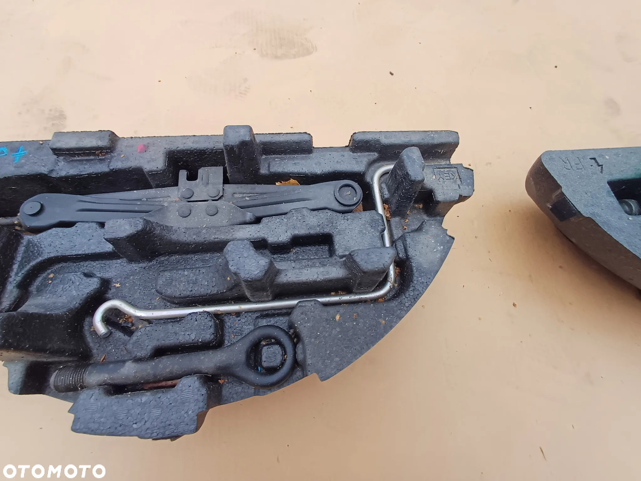 Zestaw awaryjny lewarek  styropian Toyota prius plus 12-20r - 3