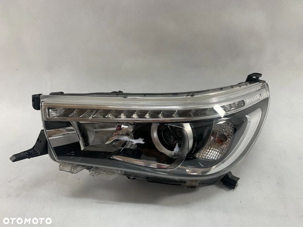Toyota Hilux 8 VIII 15-20r Reflektor lewy lampa lewa - 1