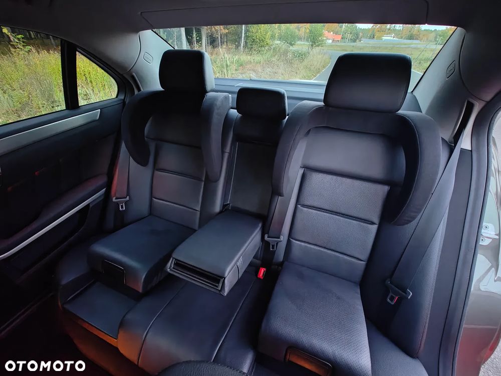 Mercedes-Benz Klasa E 250 CGI BlueEFFICIENCY Automatik - 28