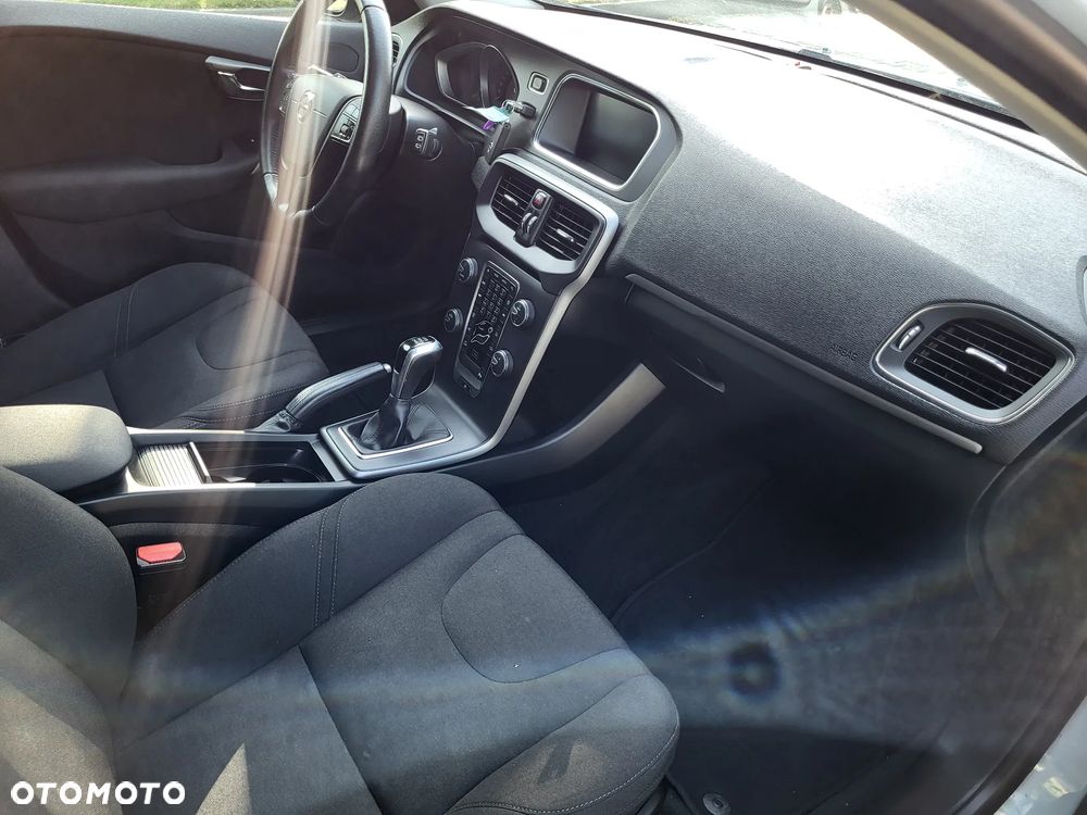 Volvo V40 T2 Momentum - 17