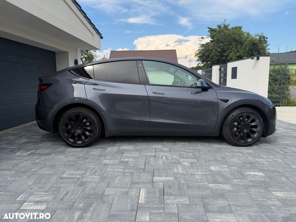Tesla Model Y - 2