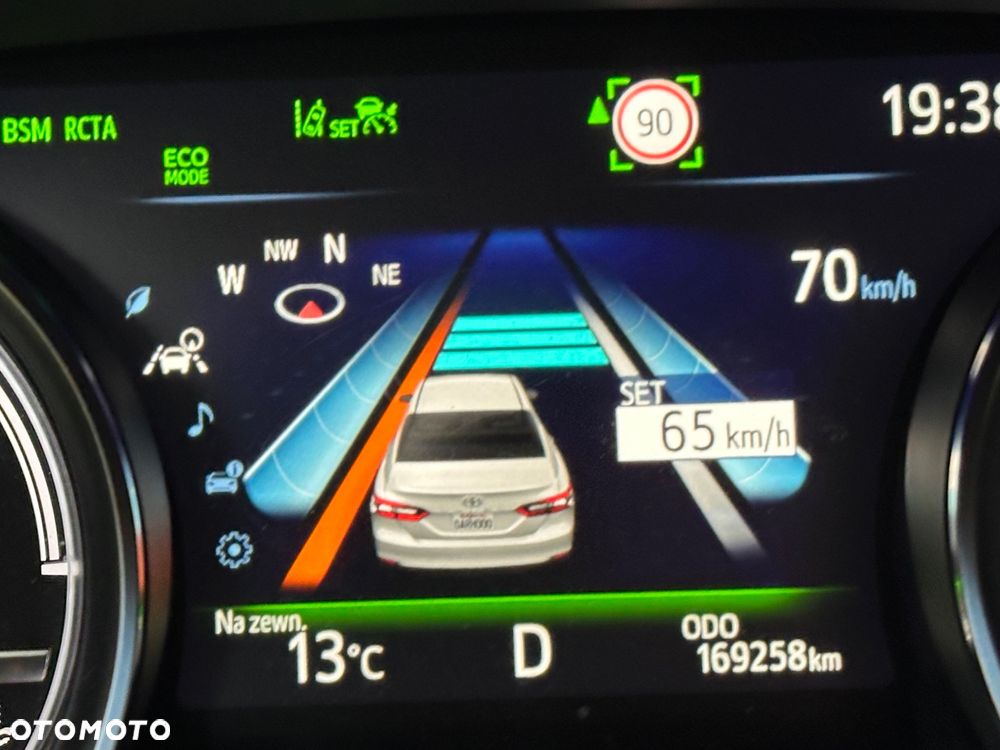 Toyota Camry 2.5 Hybrid Executive CVT - 32