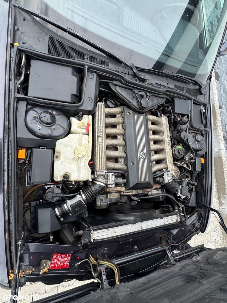 BMW Seria 7 750i - 12