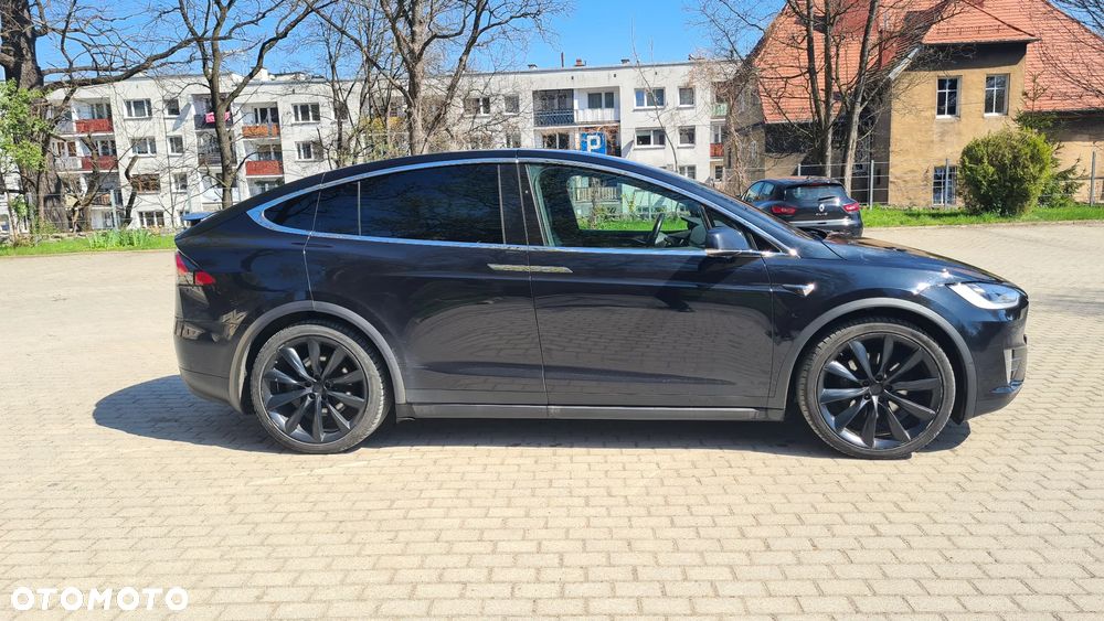 Tesla Model X - 15