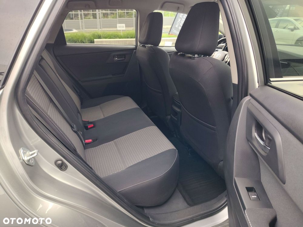 Toyota Auris 1.6 Selection - 11
