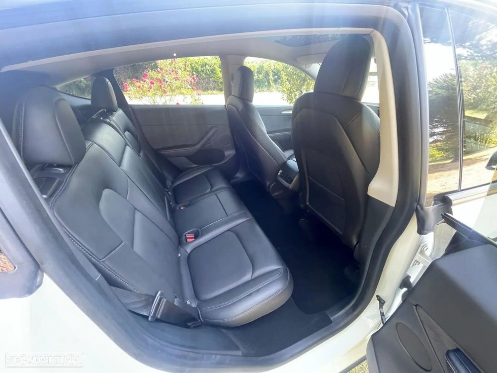 Tesla Model Y Long Range Dual Motor AWD — fotografia 18