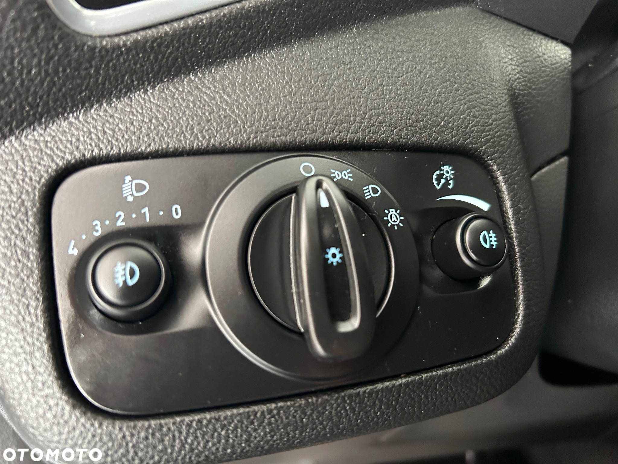 Ford Kuga 2.0 TDCi 2x4 Titanium - 38