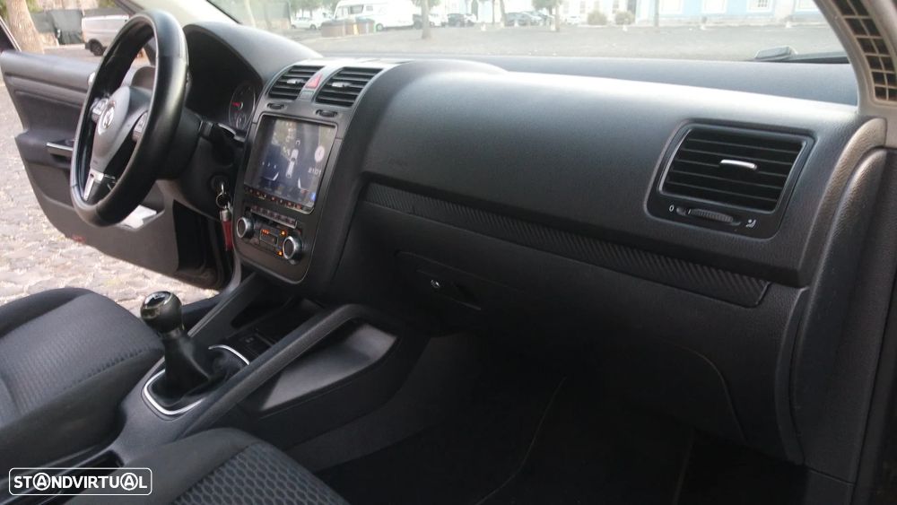 VW Jetta 1.6 TDi Confortline - 23