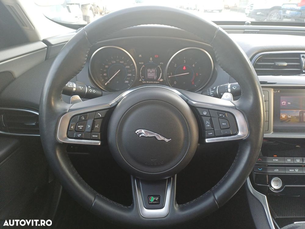 Jaguar XE 2.0 AWD R-Sport - 13