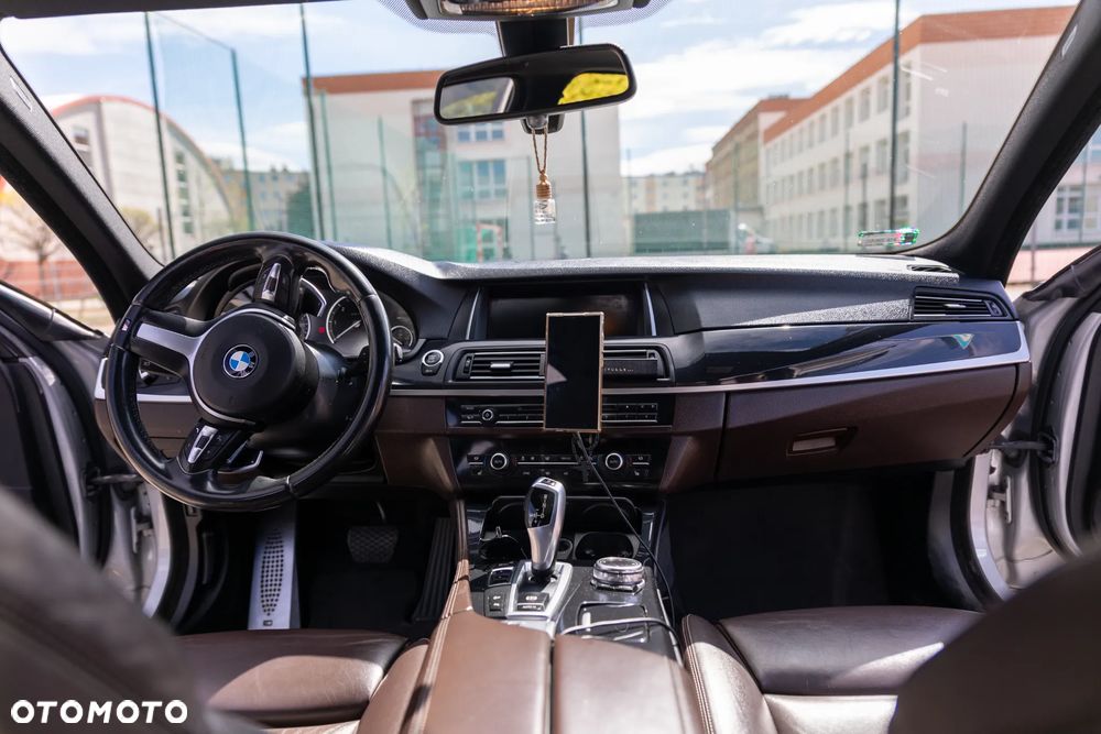 BMW Seria 5 520d xDrive - 14