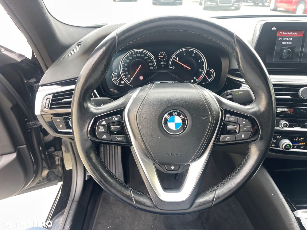BMW Seria 5 520d xDrive AT - 38